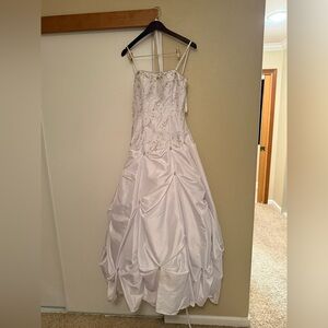 Elegant White Strapless Wedding Gown